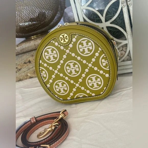 New Tory Burch T MONOGRAM CONTRAST
EMBOSSED CIRCLE BAG - Picture 3 of 8